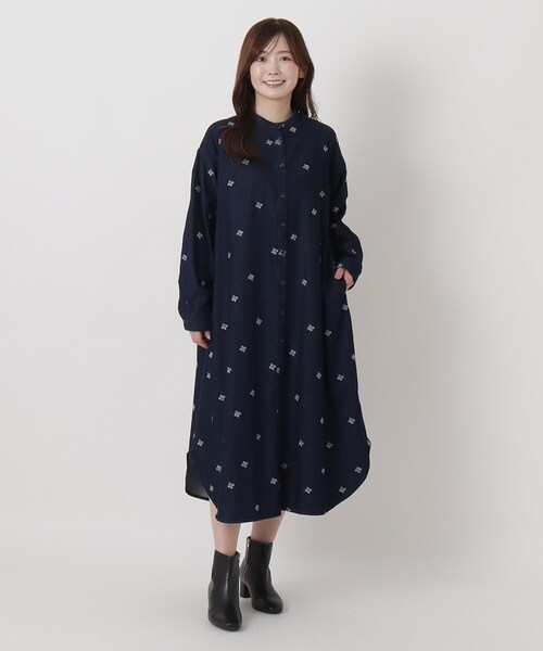 one'sterrace(ワンズテラス)の「ツイル&デニム 配色刺繍ワンピース(ワンピース・レディース・カーキ系5/ネイビー系5・02)」の13枚目の写真
