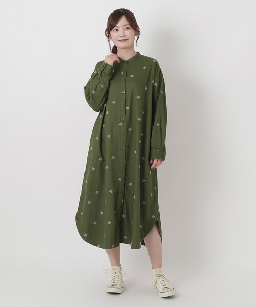 one'sterrace(ワンズテラス)の「ツイル&デニム 配色刺繍ワンピース(ワンピース・レディース・カーキ系5/ネイビー系5・02)」の15枚目の写真