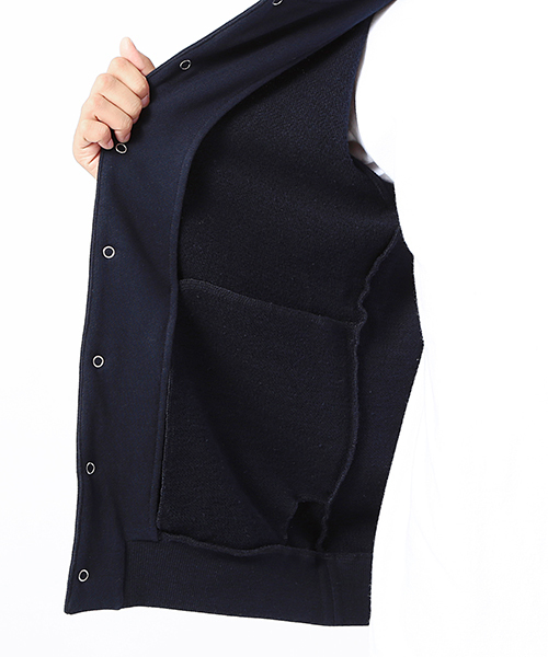 FRED PERRY（フレッドペリー）の「FRED PERRY×BEAMS / 別注 裏毛クルーカーディガン（カーディガン/ボレロ・メンズ・ネイビー/グレー・SMALL/MEDIUM/X-SMALL）」の4枚目の写真