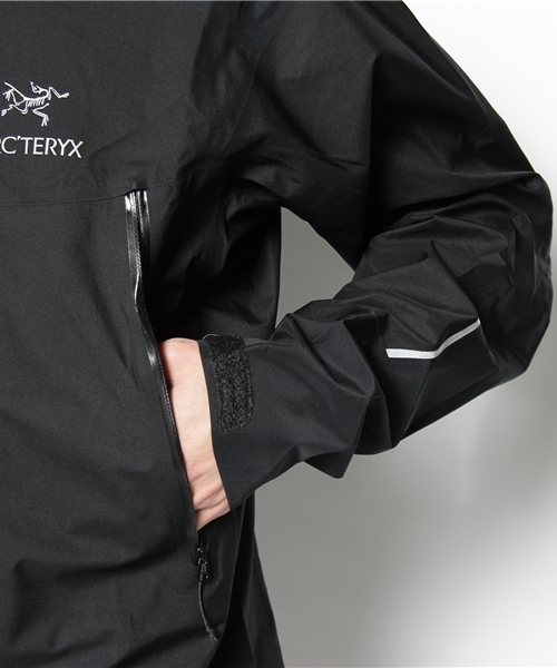 BEAMS（ビームス）の「ARC'TERYX / BETA FL JACKET（マウンテンパーカー・メンズ・ブラック・SMALL/MEDIUM）」の7枚目の写真