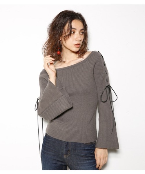 SLY（スライ）の「SHOULDER LACE MG TOPS（ニット/セーター・レディース・ブラック/オフホワイト/ダークグレー/オレンジ系その他・1/2）」の3枚目の写真