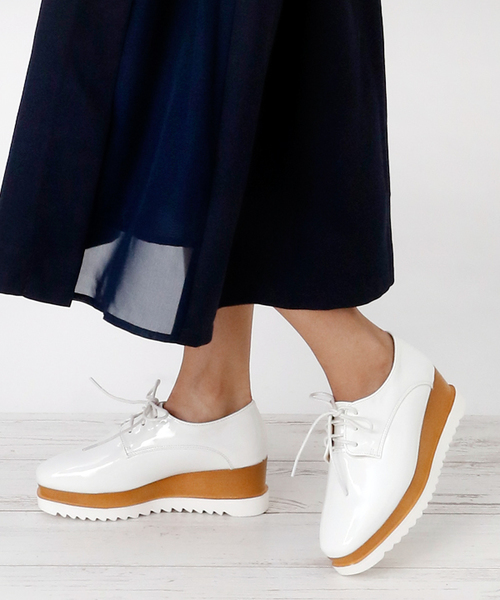 attagirl（アタガール）の「厚底 ウェッジヒール レースアップ シューズ（ドレスシューズ・レディース・ホワイト/ブラック/シルバー/ベージュ/ブラック系その他・L/LL/M/S）」の2枚目の写真