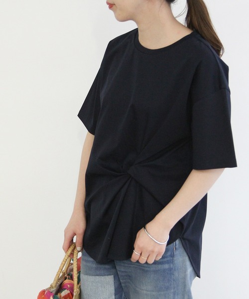 ADAM ET ROPE'(アダムエロペ)の「【一部店舗限定】ねじりBIGTシャツ(Tシャツ/カットソー・レディース・オフホワイト/キャメル/ネイビー/マスタード・FREE)」の1枚目の写真
