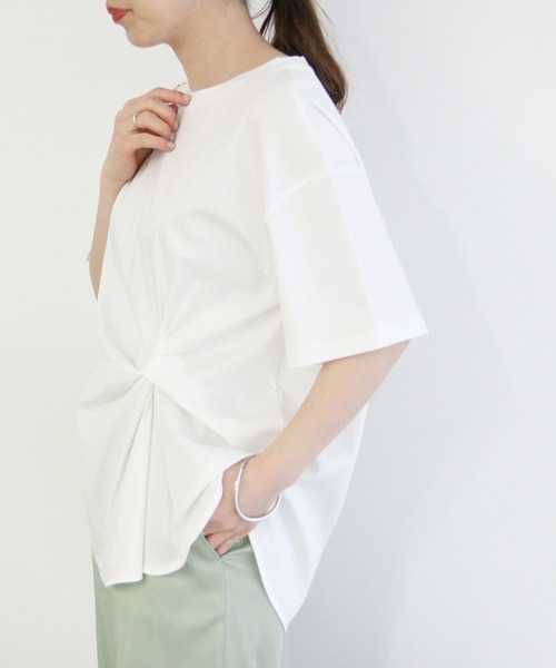 ADAM ET ROPE'(アダムエロペ)の「【一部店舗限定】ねじりBIGTシャツ(Tシャツ/カットソー・レディース・オフホワイト/キャメル/ネイビー/マスタード・FREE)」の3枚目の写真