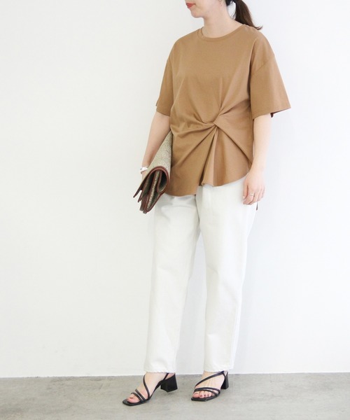 ADAM ET ROPE'(アダムエロペ)の「【一部店舗限定】ねじりBIGTシャツ(Tシャツ/カットソー・レディース・オフホワイト/キャメル/ネイビー/マスタード・FREE)」の6枚目の写真