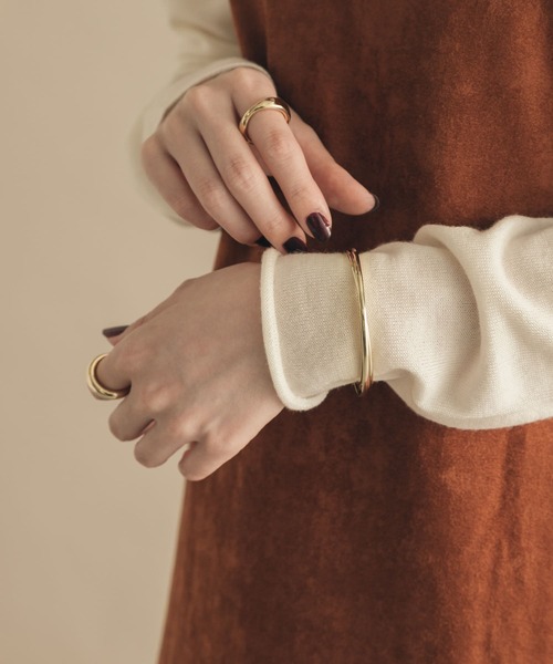 SMELLY（スメリー）の「ナロースリーラインバングル（バングル/リストバンド・レディース・ゴールド・-）」の3枚目の写真