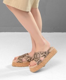 厚底コルクソールのスクエアトゥクロスサンダル