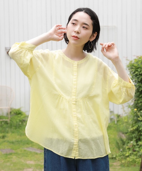 studio CLIP(スタディオクリップ)の「製品染め胸切り替えブラウス(シャツ/ブラウス・レディース・グレー/グリーン/ブルー/イエロー・FREE)」の1枚目の写真