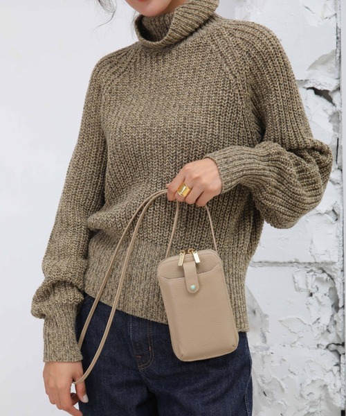 Ungrid（アングリッド）の「【ungrid/アングリッド】牛革天然石ブローチ　マルチケース　お財布ショルダーバッグ（ショルダーバッグ・レディース・ピンク/ベージュ系その他/ダークブルー/キャメル/カーキ/グレー/ブラック/ベージュ/オリーブ/ライトグリーン/ミント/アイボリー/ブルー系その他/ダークグリーン/ターコイズブルー/ワイン/マスタード・FREE）」の5枚目の写真