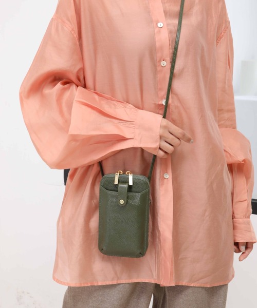 Ungrid（アングリッド）の「【ungrid/アングリッド】牛革天然石ブローチ　マルチケース　お財布ショルダーバッグ（ショルダーバッグ・レディース・ピンク/ベージュ系その他/ダークブルー/キャメル/カーキ/グレー/ブラック/ベージュ/オリーブ/ライトグリーン/ミント/アイボリー/ブルー系その他/ダークグリーン/ターコイズブルー/ワイン/マスタード・FREE）」の7枚目の写真