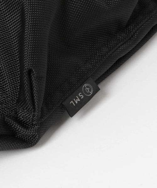 SML(エスエムエル)の「『別注』S.M.L×DOORS S.M.Lヘルメットバッグ(バックパック/リュック・メンズ・ブラック/ネイビー・ONE)」の4枚目の写真
