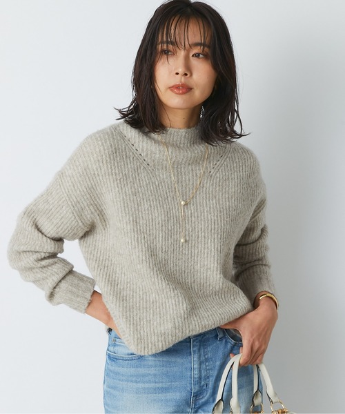 RIVE DROITE(リヴドロワ)の「後姿に抜け感&トレンド感をプラス ヤク混バックシームハイネックニット(ニット/セーター・レディース・ベージュ/オフホワイト/サックスブルー・FREE)」の3枚目の写真