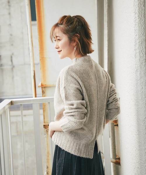 RIVE DROITE(リヴドロワ)の「後姿に抜け感&トレンド感をプラス ヤク混バックシームハイネックニット(ニット/セーター・レディース・ベージュ/オフホワイト/サックスブルー・FREE)」の5枚目の写真