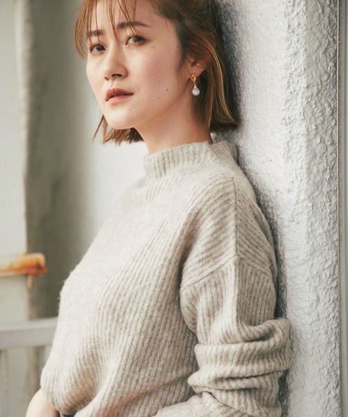 RIVE DROITE(リヴドロワ)の「後姿に抜け感&トレンド感をプラス ヤク混バックシームハイネックニット(ニット/セーター・レディース・ベージュ/オフホワイト/サックスブルー・FREE)」の12枚目の写真