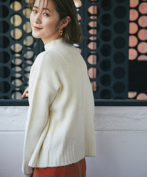 RIVE DROITE(リヴドロワ)の「後姿に抜け感&トレンド感をプラス ヤク混バックシームハイネックニット(ニット/セーター・レディース・ベージュ/オフホワイト/サックスブルー・FREE)」の19枚目の写真