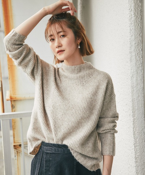 RIVE DROITE(リヴドロワ)の「後姿に抜け感&トレンド感をプラス ヤク混バックシームハイネックニット(ニット/セーター・レディース・ベージュ/オフホワイト/サックスブルー・FREE)」の20枚目の写真