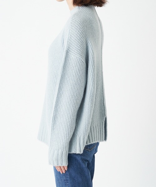 RIVE DROITE(リヴドロワ)の「後姿に抜け感&トレンド感をプラス ヤク混バックシームハイネックニット(ニット/セーター・レディース・ベージュ/オフホワイト/サックスブルー・FREE)」の10枚目の写真