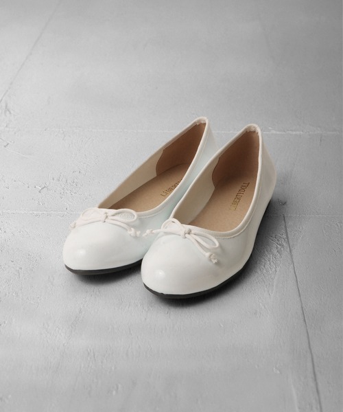 LibertyDoll（リバティードール）の「LibertyDoll 美シルエット履き心地やわらか　ラウンドトゥフラットバレーパンプス（バレエシューズ・レディース・ホワイト/ブラック/ベージュ/レッド/シルバー/ゴールド/グリーン/アイボリー/グレイッシュベージュ/パイソン・LL/3L/SS/S/M/L）」の2枚目の写真