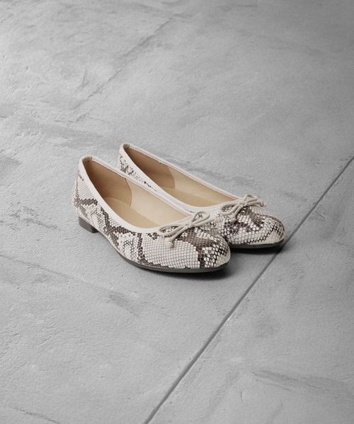 LibertyDoll（リバティードール）の「LibertyDoll 美シルエット履き心地やわらか　ラウンドトゥフラットバレーパンプス（バレエシューズ・レディース・ホワイト/ブラック/ベージュ/レッド/シルバー/ゴールド/グリーン/アイボリー/グレイッシュベージュ/パイソン・LL/3L/SS/S/M/L）」の10枚目の写真