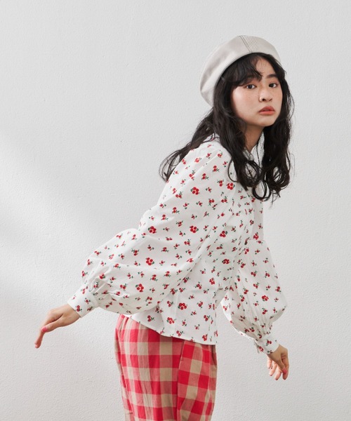 MERLOT（メルロー）の「フラワーパフスリブラウス（シャツ/ブラウス・レディース・ブルー/ピンク/ホワイト・FREE）」の4枚目の写真