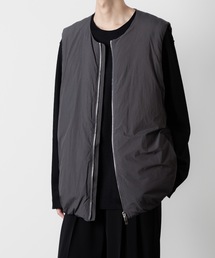 ATTACHMENT | 塩縮タフタ カラーレス ダウンベスト / NY TAFFETA COLLARLESS DOWN VEST(ダウンベスト)