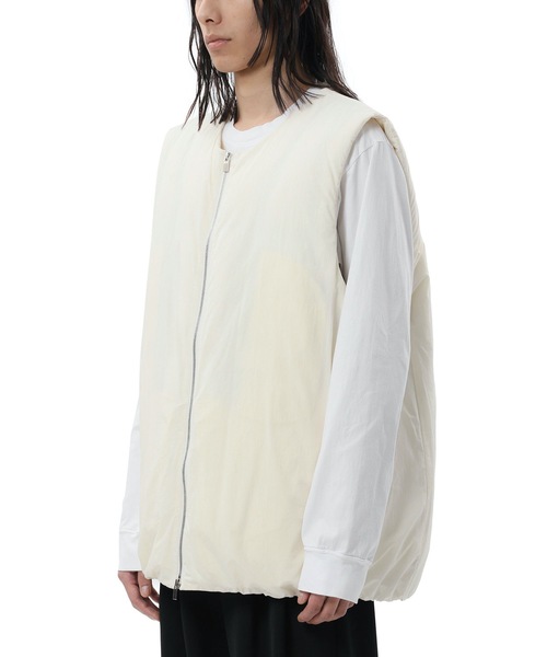 ATTACHMENT（アタッチメント）の「塩縮タフタ カラーレス ダウンベスト / NY TAFFETA COLLARLESS DOWN VEST（ダウンベスト・メンズ・ダークグレー/ブラック/オフホワイト・1/2/3/4/5）」の4枚目の写真