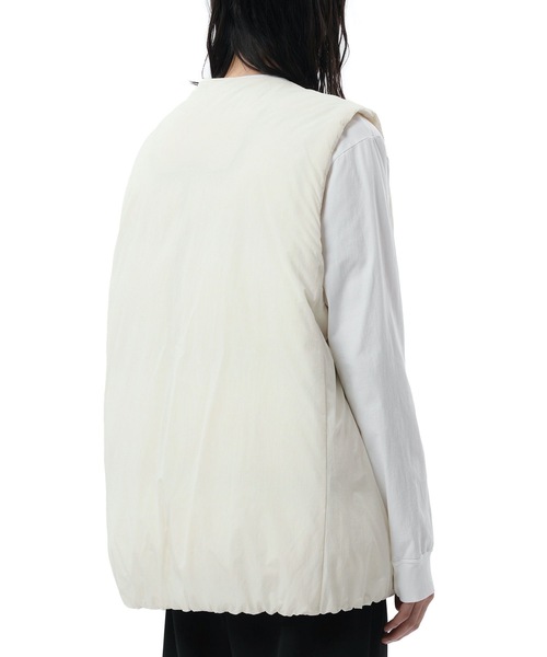 ATTACHMENT（アタッチメント）の「塩縮タフタ カラーレス ダウンベスト / NY TAFFETA COLLARLESS DOWN VEST（ダウンベスト・メンズ・ダークグレー/ブラック/オフホワイト・1/2/3/4/5）」の5枚目の写真