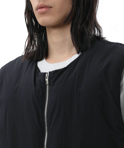 ATTACHMENT（アタッチメント）の「塩縮タフタ カラーレス ダウンベスト / NY TAFFETA COLLARLESS DOWN VEST（ダウンベスト・メンズ・ダークグレー/ブラック/オフホワイト・1/2/3/4/5）」の10枚目の写真