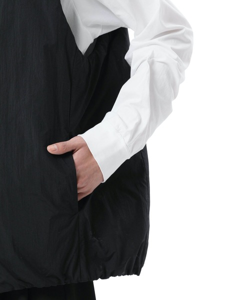 ATTACHMENT（アタッチメント）の「塩縮タフタ カラーレス ダウンベスト / NY TAFFETA COLLARLESS DOWN VEST（ダウンベスト・メンズ・ダークグレー/ブラック/オフホワイト・1/2/3/4/5）」の11枚目の写真