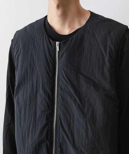 ATTACHMENT（アタッチメント）の「塩縮タフタ カラーレス ダウンベスト / NY TAFFETA COLLARLESS DOWN VEST（ダウンベスト・メンズ・ダークグレー/ブラック/オフホワイト・1/2/3/4/5）」の19枚目の写真