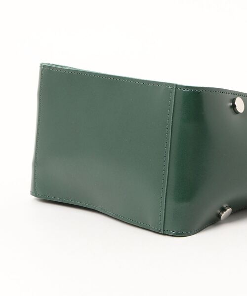 AZUL by moussy(アズールバイマウジー)の「STUDS SQUARE BAG/スタッズスクエアバッグ(ショルダーバッグ・レディース・ブラック/ダークグリーン・FREE)」の4枚目の写真