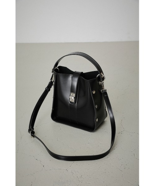 AZUL by moussy(アズールバイマウジー)の「STUDS SQUARE BAG/スタッズスクエアバッグ(ショルダーバッグ・レディース・ブラック/ダークグリーン・FREE)」の2枚目の写真