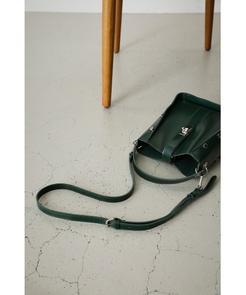 AZUL by moussy(アズールバイマウジー)の「STUDS SQUARE BAG/スタッズスクエアバッグ(ショルダーバッグ・レディース・ブラック/ダークグリーン・FREE)」の15枚目の写真