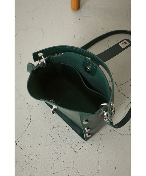 AZUL by moussy(アズールバイマウジー)の「STUDS SQUARE BAG/スタッズスクエアバッグ(ショルダーバッグ・レディース・ブラック/ダークグリーン・FREE)」の16枚目の写真