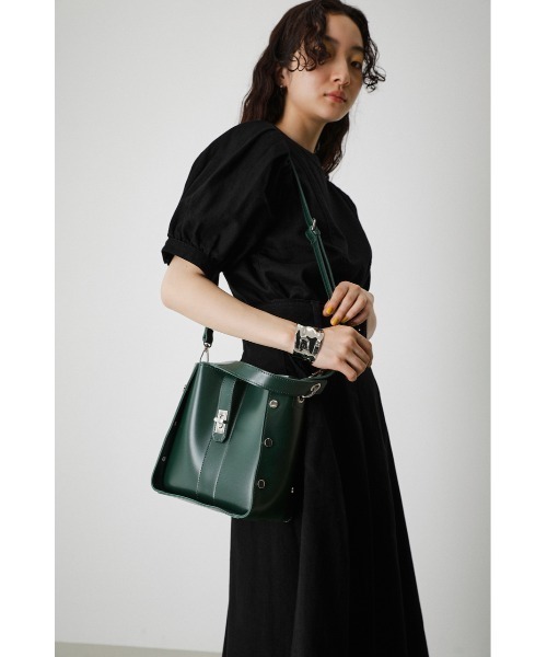 AZUL by moussy(アズールバイマウジー)の「STUDS SQUARE BAG/スタッズスクエアバッグ(ショルダーバッグ・レディース・ブラック/ダークグリーン・FREE)」の22枚目の写真