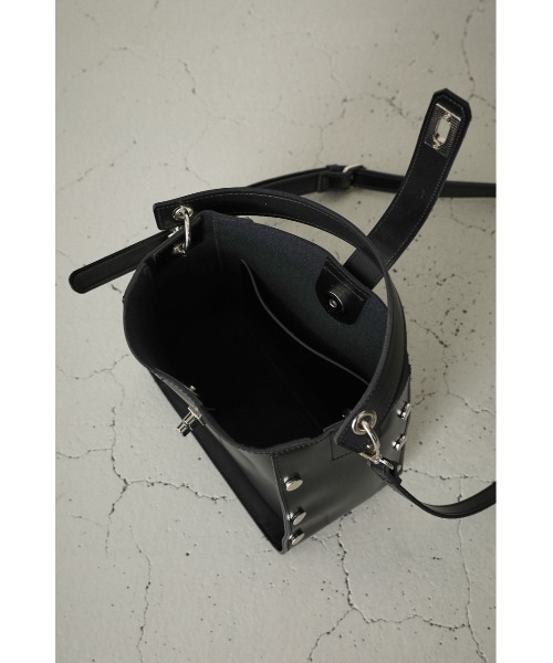 AZUL by moussy(アズールバイマウジー)の「STUDS SQUARE BAG/スタッズスクエアバッグ(ショルダーバッグ・レディース・ブラック/ダークグリーン・FREE)」の11枚目の写真
