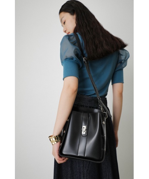 AZUL by moussy(アズールバイマウジー)の「STUDS SQUARE BAG/スタッズスクエアバッグ(ショルダーバッグ・レディース・ブラック/ダークグリーン・FREE)」の14枚目の写真