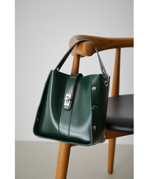 AZUL by moussy(アズールバイマウジー)の「STUDS SQUARE BAG/スタッズスクエアバッグ(ショルダーバッグ・レディース・ブラック/ダークグリーン・FREE)」の17枚目の写真
