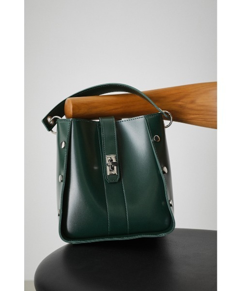 AZUL by moussy(アズールバイマウジー)の「STUDS SQUARE BAG/スタッズスクエアバッグ(ショルダーバッグ・レディース・ブラック/ダークグリーン・FREE)」の18枚目の写真