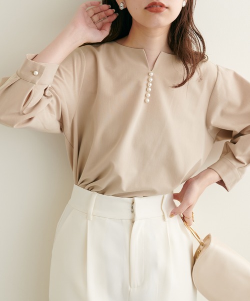 natural couture（ナチュラルクチュール）の「2022AWアイテム/セットアップ可/パール付きスキッパーブラウス（シャツ/ブラウス・レディース・サックスブルー/ネイビー/ベージュ/オレンジ/ピンク/ミント・FREE）」の2枚目の写真