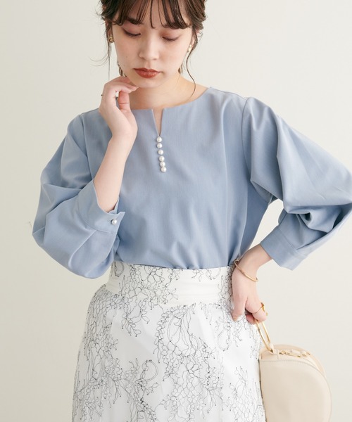 natural couture（ナチュラルクチュール）の「2022AWアイテム/セットアップ可/パール付きスキッパーブラウス（シャツ/ブラウス・レディース・サックスブルー/ネイビー/ベージュ/オレンジ/ピンク/ミント・FREE）」の4枚目の写真
