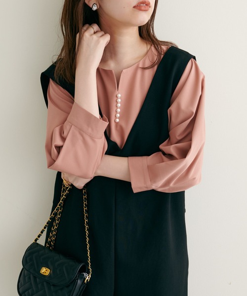 natural couture（ナチュラルクチュール）の「2022AWアイテム/セットアップ可/パール付きスキッパーブラウス（シャツ/ブラウス・レディース・サックスブルー/ネイビー/ベージュ/オレンジ/ピンク/ミント・FREE）」の6枚目の写真