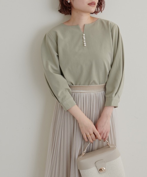 natural couture（ナチュラルクチュール）の「2022AWアイテム/セットアップ可/パール付きスキッパーブラウス（シャツ/ブラウス・レディース・サックスブルー/ネイビー/ベージュ/オレンジ/ピンク/ミント・FREE）」の3枚目の写真