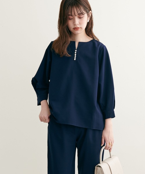 natural couture（ナチュラルクチュール）の「2022AWアイテム/セットアップ可/パール付きスキッパーブラウス（シャツ/ブラウス・レディース・サックスブルー/ネイビー/ベージュ/オレンジ/ピンク/ミント・FREE）」の13枚目の写真