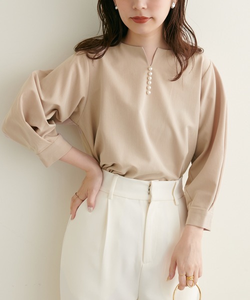 natural couture（ナチュラルクチュール）の「2022AWアイテム/セットアップ可/パール付きスキッパーブラウス（シャツ/ブラウス・レディース・サックスブルー/ネイビー/ベージュ/オレンジ/ピンク/ミント・FREE）」の8枚目の写真