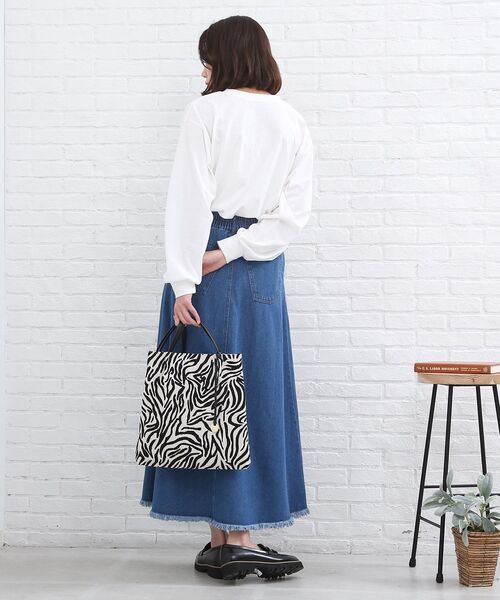 SHOO・LA・RUE(シューラルー)の「◆【シンプルで着回しが効く!】アソートプリントロンT(Tシャツ/カットソー・レディース・ホワイト系その他4/ホワイト系その他5/ベージュ系その他2/ベージュ系その他4/ブラック系3/オリーブ系・02/03)」の15枚目の写真