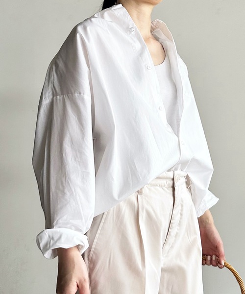 COMMON WARE（コモンウェアー）の「COMMONWARE:ビッグサイズバンドカラーシャツL/S（シャツ/ブラウス・レディース・グリーン系/サックスブルー系/ブラック×ホワイト/グリーン/ホワイト/イエロー/ラベンダー/ブラック/サックスブルー/ホワイト×ブルー/グレイッシュベージュ・L/XL/M）」の2枚目の写真