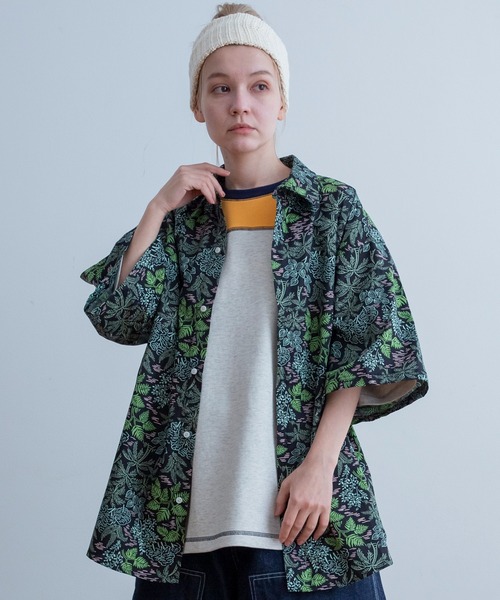 Universal Style Wear(ユニバーサルスタイルウェア)の「Universal Style Wear ローカル アロハ シャツ(シャツ/ブラウス・メンズ・ブラック系2/ネイビー/グリーン/ブラック系1・MEDIUM/LARGE/X-LARGE)」の2枚目の写真