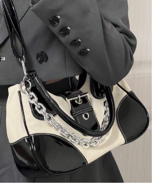 BARELY BLUE（ベアリーブルー）の「【 BARELY BLUE / ベアリーブルー 】 チェーン付き センター ベルト ハンドバッグ（ハンドバッグ・レディース・ホワイト×ブラック/ブラック・FREE）」の19枚目の写真