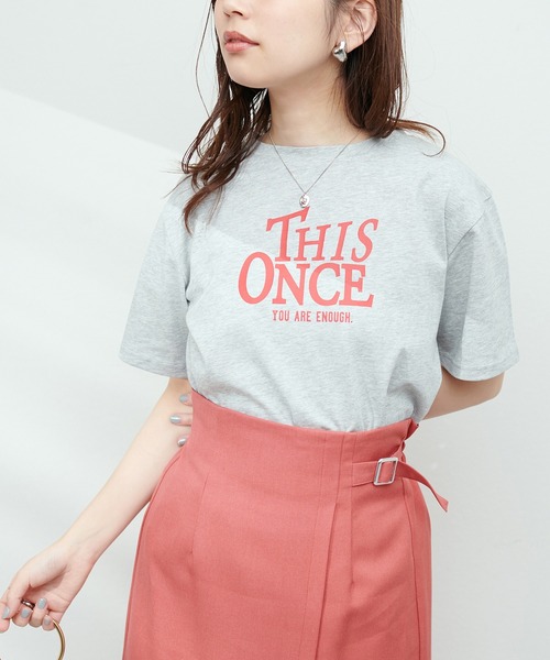 natural couture(ナチュラルクチュール)の「半袖ロゴT(Tシャツ/カットソー・レディース・スミクロ/グレー/オフホワイト/ブルー・FREE)」の4枚目の写真